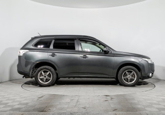 Подержанный автомобиль Mitsubishi Outlander 2013 года (4 фото)