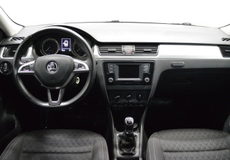 Подержанный автомобиль Skoda Rapid Liftback 2016 года (14 фото)