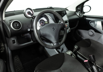 Подержанный автомобиль Peugeot 107 2009 года (11 фото)