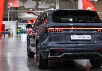 Подержанный автомобиль Geely Monjaro 2026 года (10 фото)