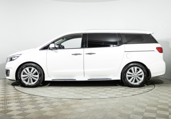 Подержанный автомобиль Kia Carnival 2017 года (8 фото)