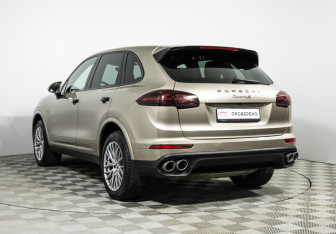 Подержанный автомобиль Porsche Cayenne 2016 года (7 фото)
