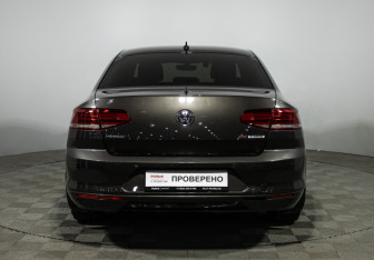 Подержанный автомобиль Volkswagen Passat Sedan 2017 года (6 фото)