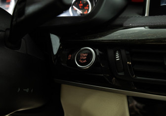Подержанный автомобиль BMW X6 2015 года (18 фото)