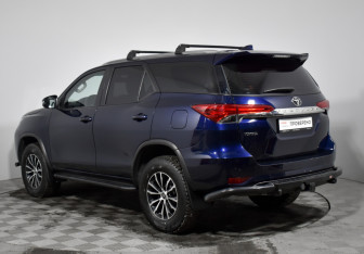 Подержанный автомобиль Toyota Fortuner 2021 года (7 фото)