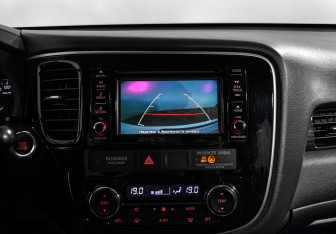 Подержанный автомобиль Mitsubishi Outlander 2017 года (18 фото)