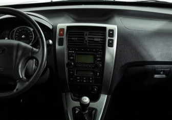 Подержанный автомобиль Hyundai Tucson 2008 года (14 фото)