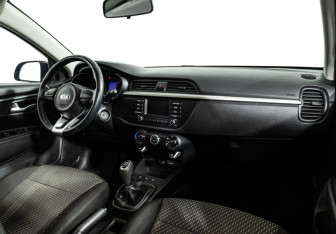 Подержанный автомобиль Kia Rio Hatchback 2017 года (9 фото)