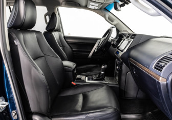 Подержанный автомобиль Toyota Land Cruiser Prado 2018 года (27 фото)