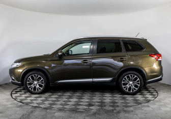 Подержанный автомобиль Mitsubishi Outlander 2016 года (8 фото)