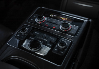 Подержанный автомобиль Audi A8 2011 года (34 фото)