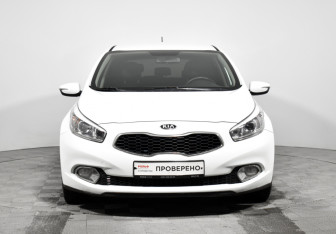 Подержанный автомобиль Kia Ceed Hatchback 2013 года (2 фото)