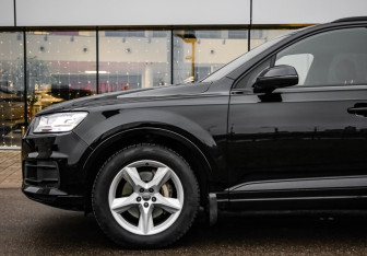 Подержанный автомобиль Audi Q7 2015 года (10 фото)