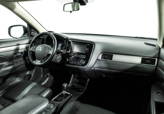 Подержанный автомобиль Mitsubishi Outlander 2015 года (9 фото)