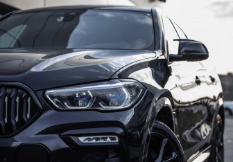 Подержанный автомобиль BMW X6 2020 года (2 фото)