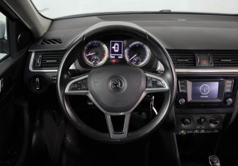 Подержанный автомобиль Skoda Rapid Liftback 2016 года (10 фото)