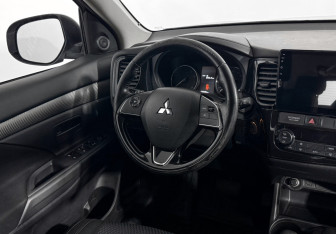 Подержанный автомобиль Mitsubishi Outlander 2016 года (15 фото)