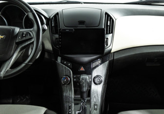 Подержанный автомобиль Chevrolet Cruze Hatchback 2013 года (14 фото)