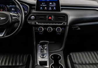 Подержанный автомобиль Genesis G70 2019 года (16 фото)