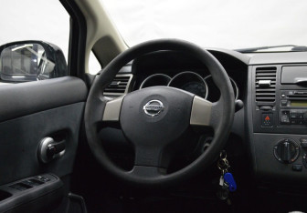 Подержанный автомобиль Nissan Tiida Sedan 2010 года (14 фото)