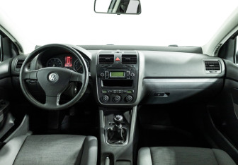 Подержанный автомобиль Volkswagen Golf Hatchback 2008 года (13 фото)