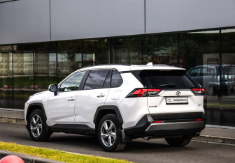 Подержанный автомобиль Toyota RAV4 2022 года (8 фото)