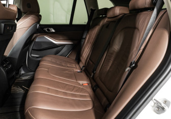 Подержанный автомобиль BMW X5 2019 года (10 фото)