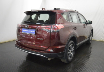 Подержанный автомобиль Toyota RAV4 2017 года (5 фото)