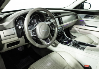 Подержанный автомобиль Jaguar XF Sedan 2017 года (11 фото)