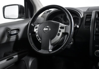 Подержанный автомобиль Nissan X-Trail 2007 года (17 фото)