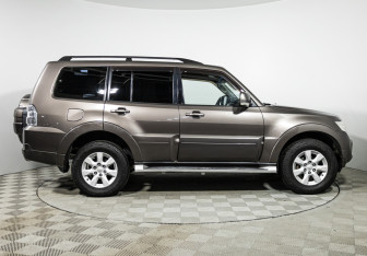 Подержанный автомобиль Mitsubishi Pajero 2011 года (4 фото)
