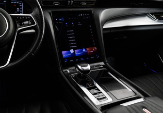 Подержанный автомобиль Hongqi H5 2024 года (15 фото)