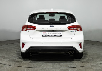 Подержанный автомобиль Ford Focus Hatchback 2021 года (6 фото)