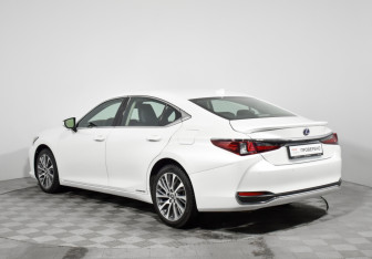 Подержанный автомобиль Lexus ES 2021 года (7 фото)