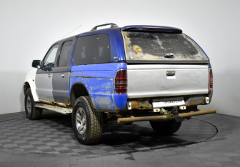 Подержанный автомобиль Mazda B-series 2005 года (7 фото)