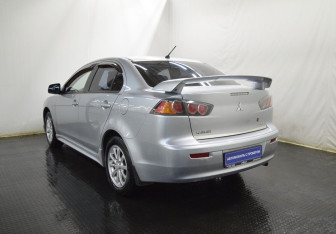 Подержанный автомобиль Mitsubishi Lancer Sedan 2010 года (7 фото)