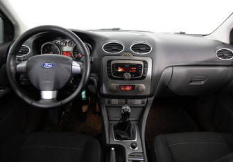 Подержанный автомобиль Ford Focus Hatchback 2011 года (9 фото)