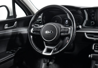 Подержанный автомобиль Kia K5 2020 года (15 фото)