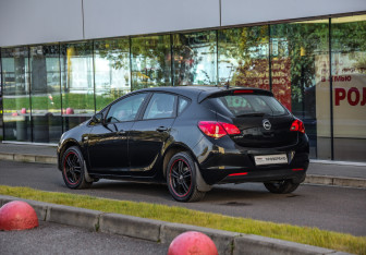 Подержанный автомобиль Opel Astra Hatchback 2011 года (8 фото)