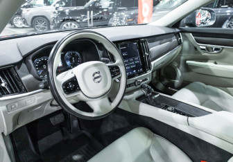 Подержанный автомобиль Volvo V90 Cross Country 2019 года (19 фото)