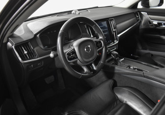 Подержанный автомобиль Volvo V90 Cross Country 2018 года (9 фото)