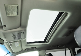 Подержанный автомобиль Toyota Land Cruiser Suv 2011 года (19 фото)