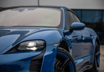 Подержанный автомобиль Porsche Taycan 2020 года (2 фото)