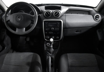 Подержанный автомобиль Renault Duster 2014 года (14 фото)