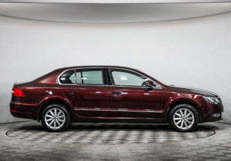 Подержанный автомобиль Skoda Superb Liftback 2014 года (4 фото)