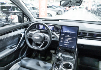 Подержанный автомобиль Geely Atlas 2024 года (15 фото)