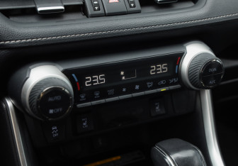 Подержанный автомобиль Toyota RAV4 2022 года (20 фото)