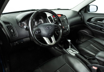 Подержанный автомобиль Kia Ceed Hatchback 2011 года (11 фото)