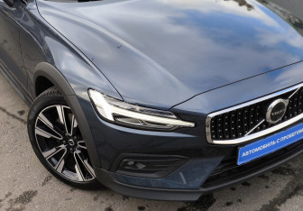 Подержанный автомобиль Volvo V60 Cross Country 2023 года (11 фото)