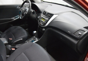 Подержанный автомобиль Hyundai Solaris Sedan 2012 года (12 фото)